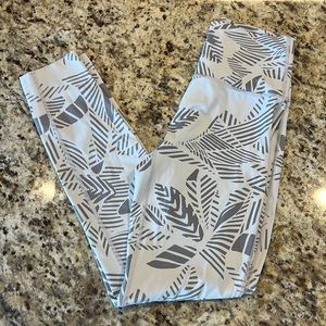 Aerie Gray and White Chill Play Move leggings
